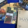 "Dune: War for Arrakis es un juego de mesa de estrategia que combina rol y cartas, donde 2 a 4 jugadores luchan por el control del planeta Arrakis. Ideal para los fanáticos de Dune y los juegos de guerra tácticos."